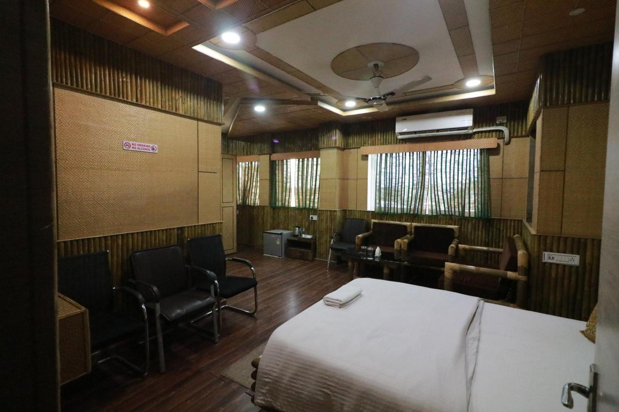 אגרטלה Hotel Himalaya מראה חיצוני תמונה
