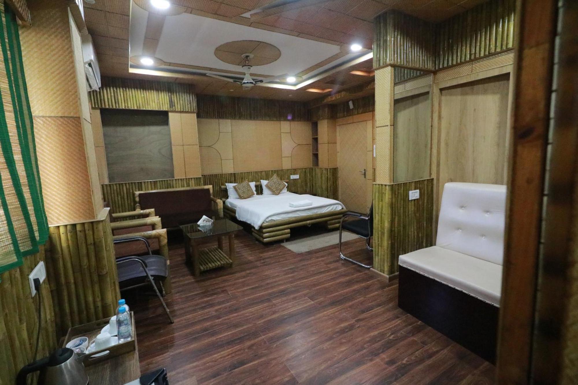 אגרטלה Hotel Himalaya מראה חיצוני תמונה