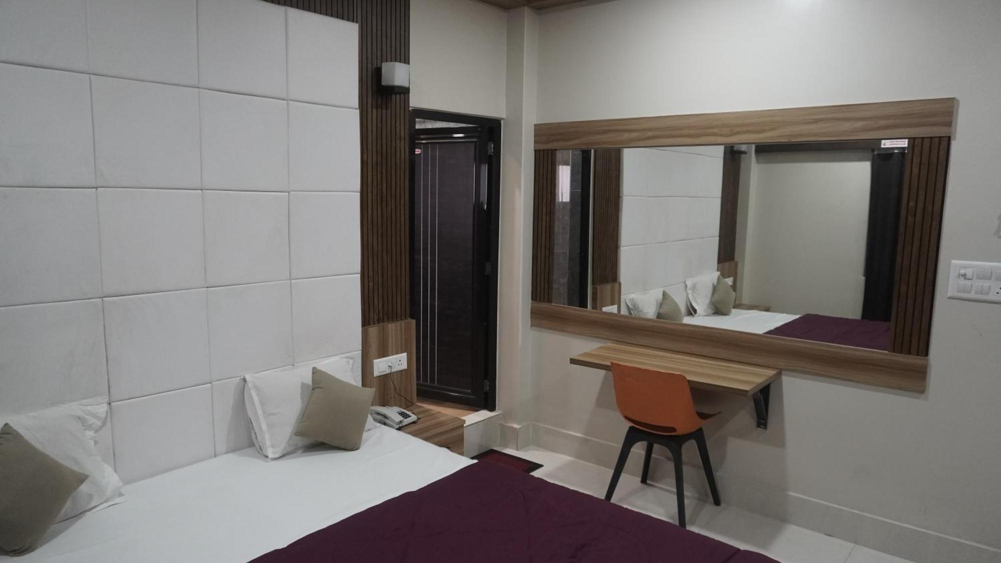 אגרטלה Hotel Himalaya מראה חיצוני תמונה