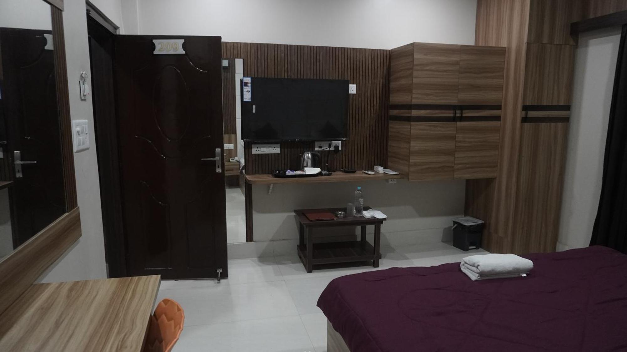 אגרטלה Hotel Himalaya מראה חיצוני תמונה