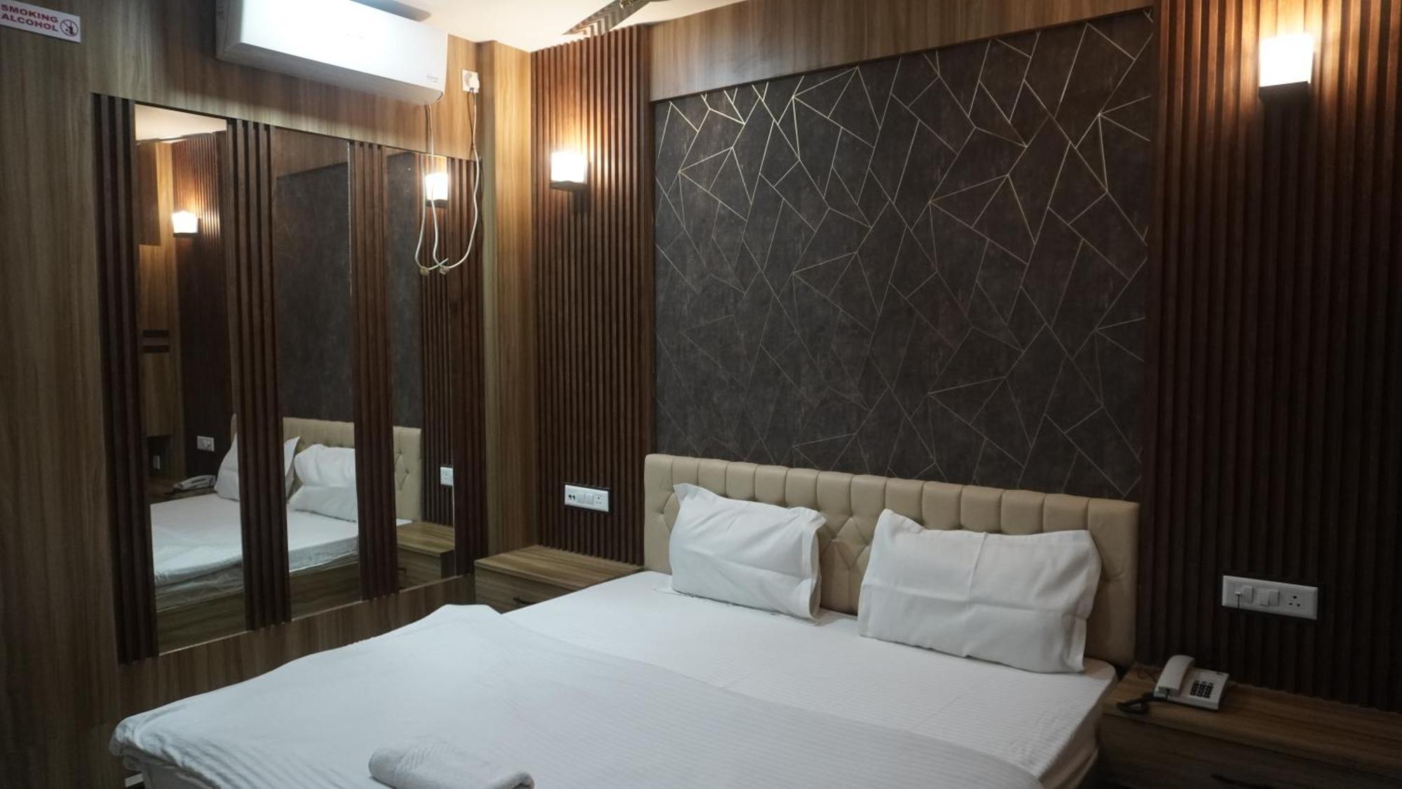 אגרטלה Hotel Himalaya מראה חיצוני תמונה