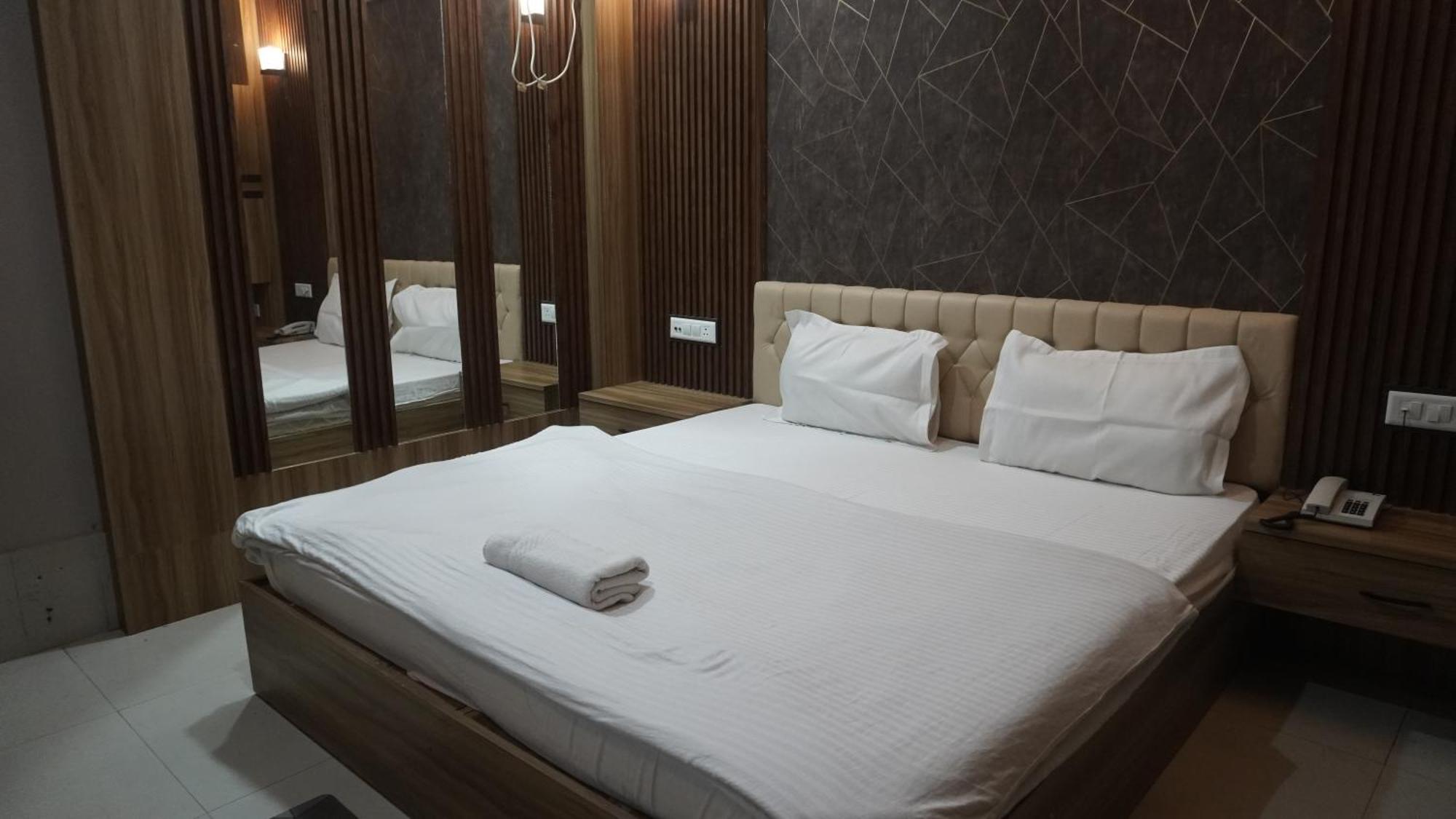 אגרטלה Hotel Himalaya מראה חיצוני תמונה